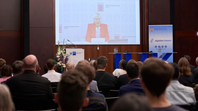 Digitalministerin informiert Unternehmen zum AI Act