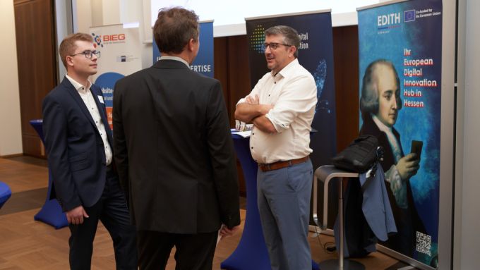 Robin Schmidt, Geschäftsführer des Anwendungszentrums für KI und Quantencomputing, im Gespräch mit Gästen