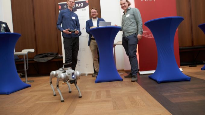 Ausstellende stellen Roboterhund vor