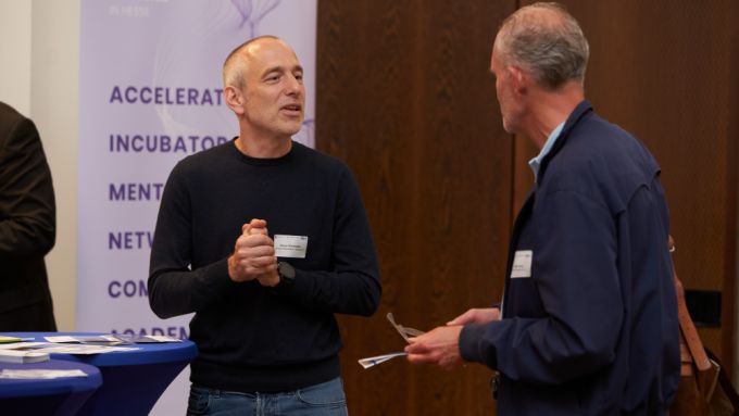 Simon Schampijer, Leiter des KI-Innovationslabors bei hessian.AI, im Gespräch mit Gast