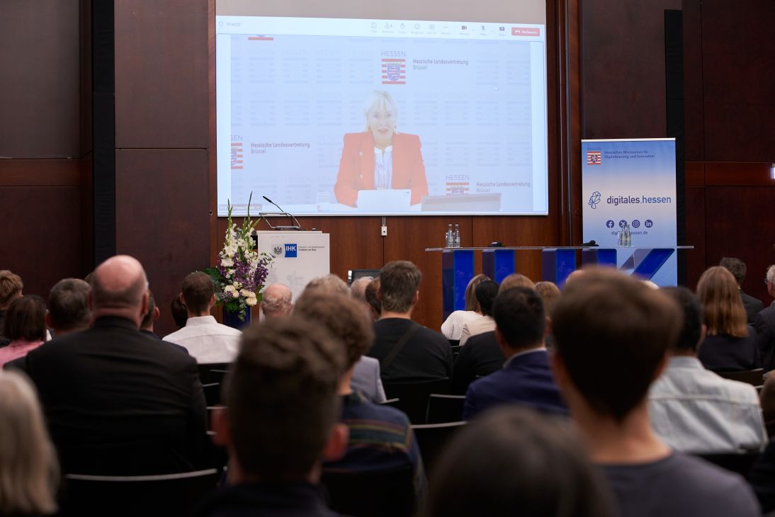 Digitalministerin informiert Unternehmen zum AI Act