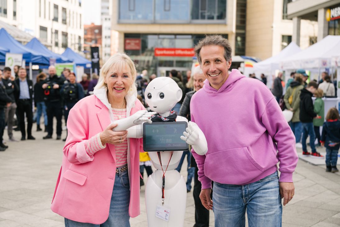 Prof. Dr. Kristina Sinemus gemeinsam mit Willi Weitzel und einem Roboter
