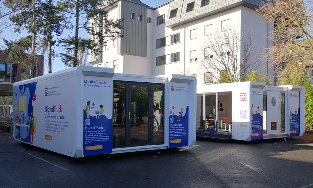 DigitalTruck vor Grundschule
