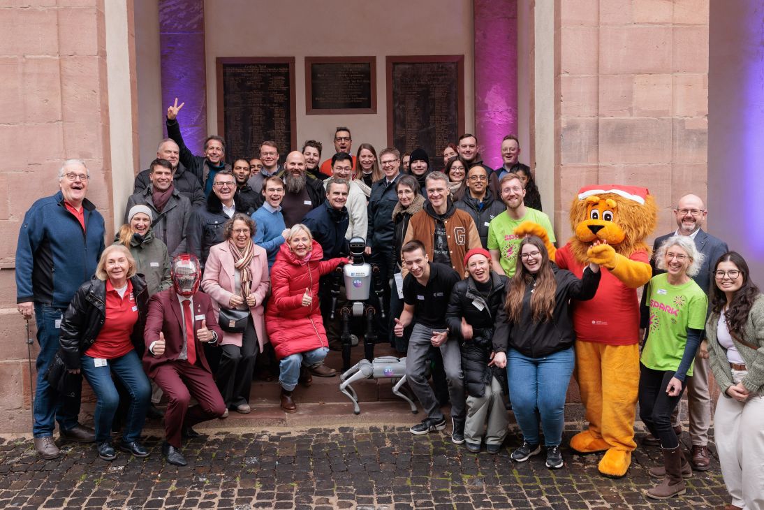 Digitalministerin Prof. Dr. Kristina Sinemus, Moderator der Veranstaltung Willi Weitzel und Ausstellerinnen und Ausstellern der KI-Tour