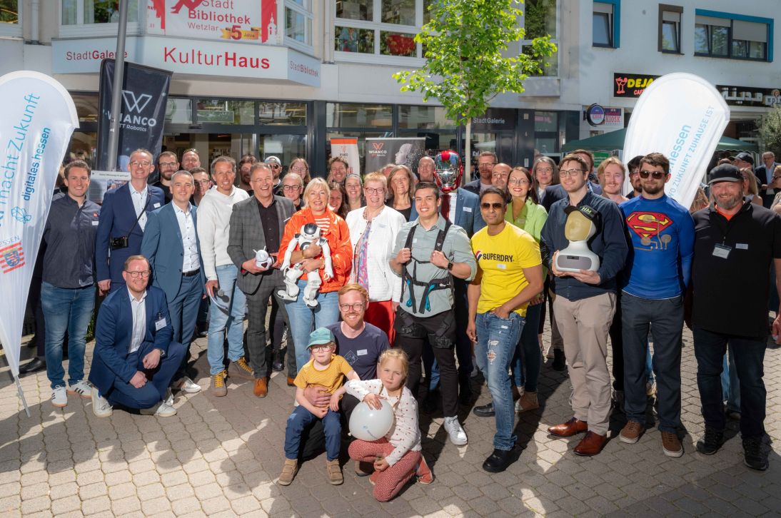 Digitalministerin Prof. Dr. Kristina Sinemus gemeinsam mit Teilnehmer und Teilnehmerinnen der KI-Bürgertour in Wetzlar