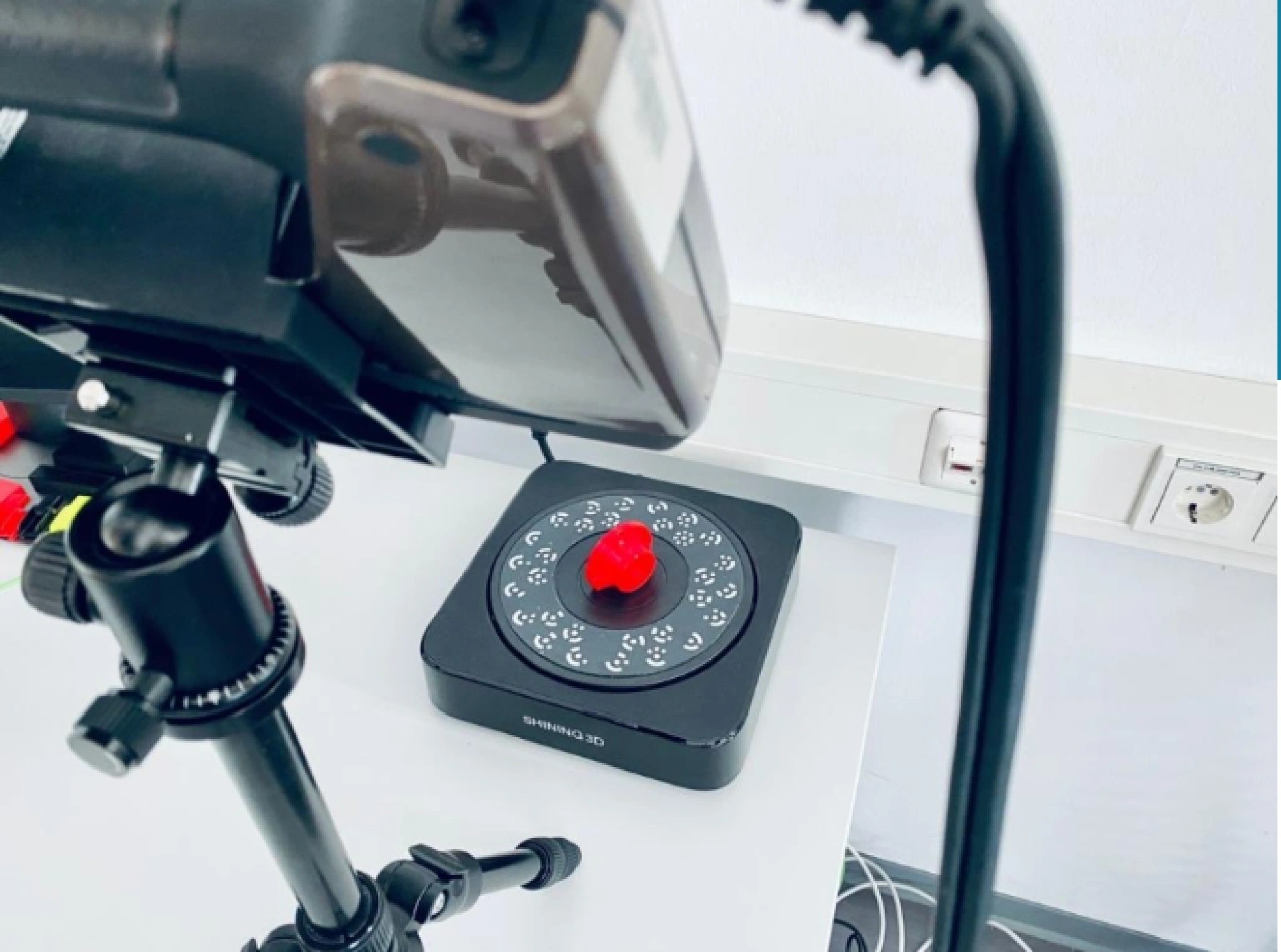 Ein 3D Scanner erfasst ein additiv gefertigtes Bauteil, um es präzise zu digitalisieren und für eine automatisierte Qualitätskontrolle auszuwerten.