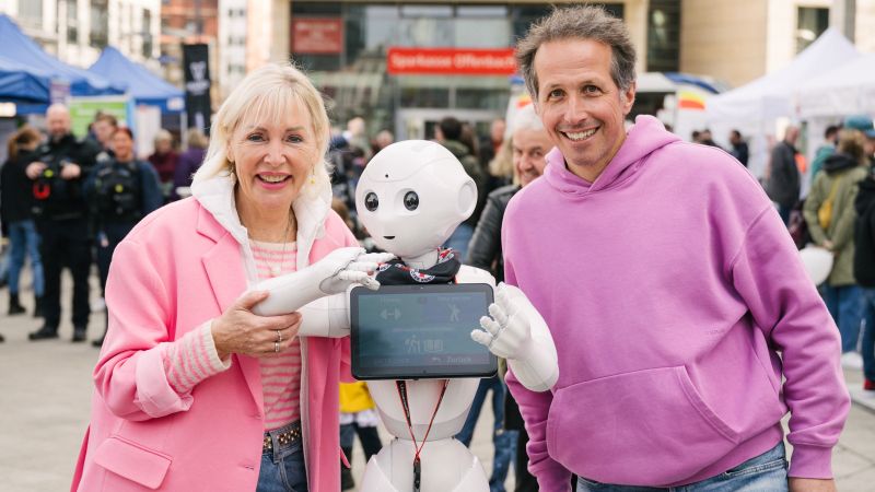 Digitalministerin Prof. Dr. Kristina Sinemus mit Willi Weitzel und dem humanoiden Roboter Pepper bei der KI-Bürgertour in Offenbach