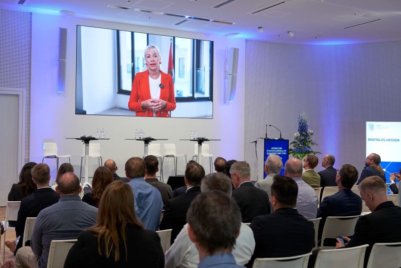 Digitalministerin Dr. Kristina Sinemus bei einer Videoansprache vor dem Publikum des Stakeholderdialogs Quantencomputing 2026