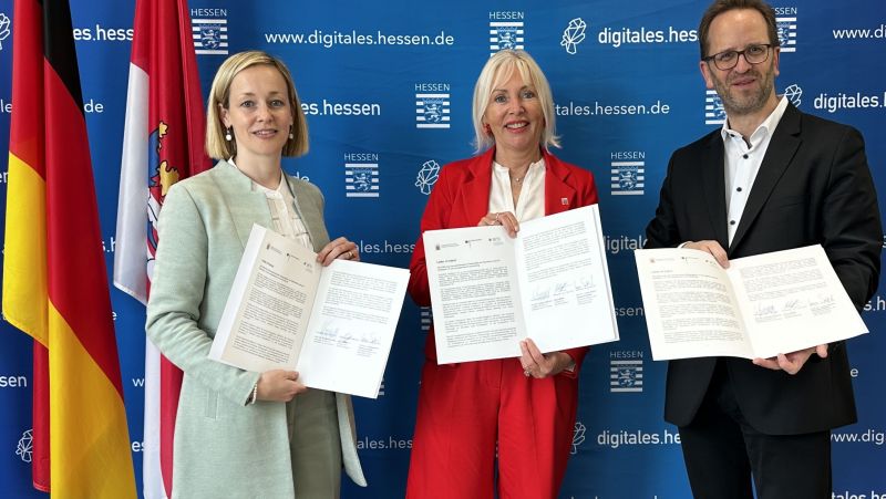 Prof. Dr. Kristina Sinemus bei der Unterzeichnung des Letter of Intent (LOI)