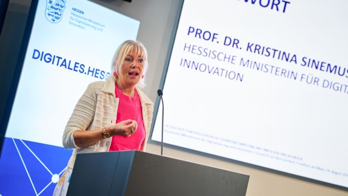 Prof. Dr. Kristina Sinemus hält Grußwort