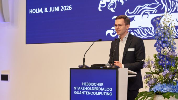 Staatssekretär Dr. Nicolas Sölter auf dem Podium des Stakeholderdialogs Quantencomputing 2026