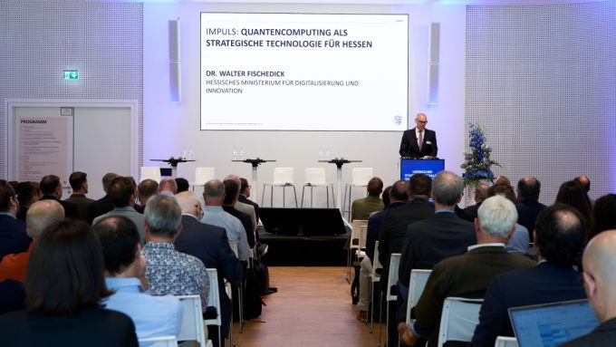 Dr. Walter Fischedick vor dem Publikum des Stakeholderdialogs Quantencomputing 2026