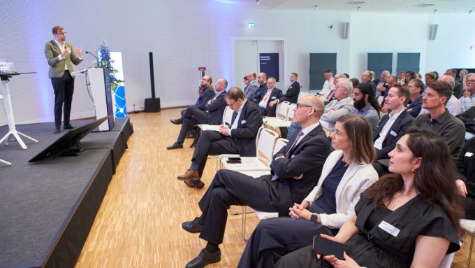 Guido Zinke von iit vor dem Publikum des Stakeholderdialogs Quantencomputing 2026