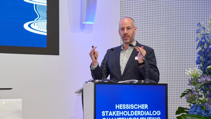 Dr. Christian Tobeck von EIN Quantum NRW auf dem Podium des Stakeholderdialogs Quantencomputing 2026